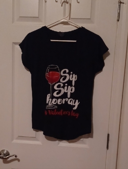 💙🌺Women's Black Vneck Graphic Tee - Picture 10 of 10